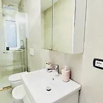 Blloku Luxury 2 Bedroom * 티라나