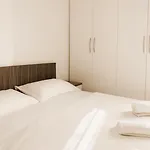 Blloku Luxury 2 Bedroom * 티라나