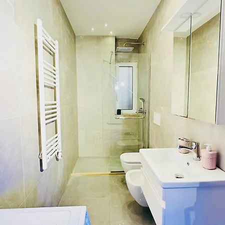 Blloku Luxury 2 Bedroom * Тирана